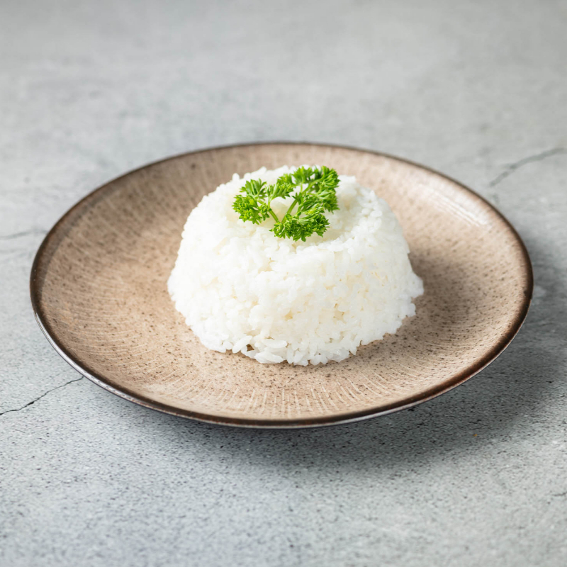 Arroz japonês puro, ideal para combinar com qualquer prato quente da nossa cozinha. Experimente com salmão grelhado e se apaixone.