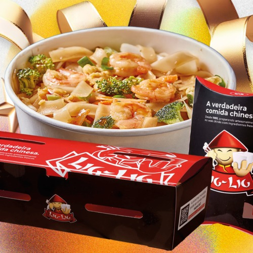 Macarrão de arroz Tailandes com frango em cubos, ovos mexidos, brócolis, couve flor, cebola, cenoura e repolho em tiras ao molho Pad Thai. Acompanha a parte coentro, amendoim e limão para finalização do prato + (6 Unidades) Guioza Tradicionais Fritos + (2 Unidades) Rolinho primavera ou Harumaki, massa crocante recheado com Banana e canela. Polvilhado com açúcar. Importante: Não realizamos alterações de ingredientes nos pratos promocionais. Agradecemos a compreensão.