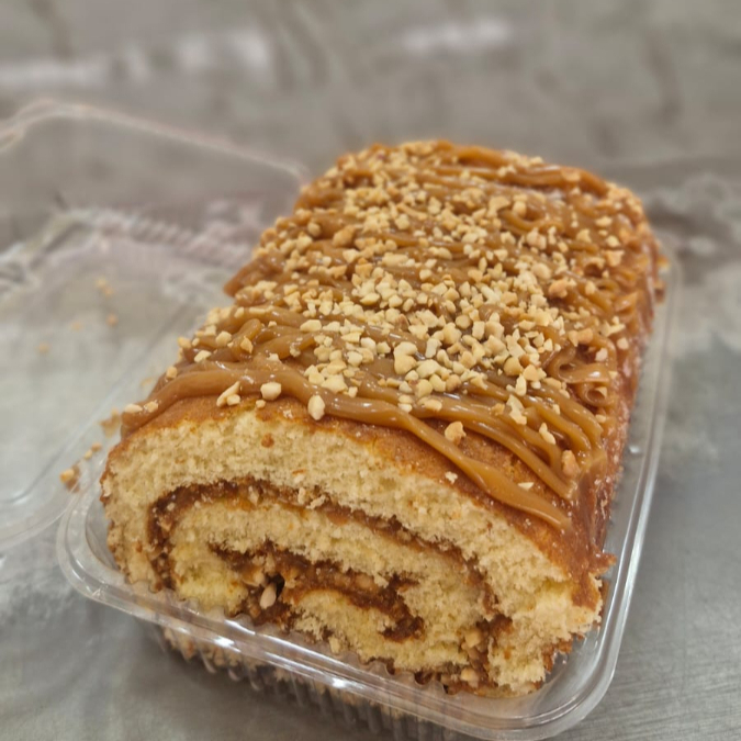 Uma massa leve e fofinha recheada com o irresistível doce de leite cremoso e o sabor marcante do amendoim. A combinação perfeita entre cremosidade e crocância, trazendo aquele gostinho delicioso que conquista já na primeira fatia! 😍🍰