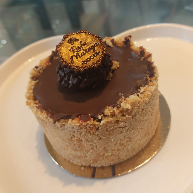 Base de biscoito, creme de morango com brigadeiro de chocolate, e pra finalizar uma casquinha de chocolate e brigadeiro de morango.