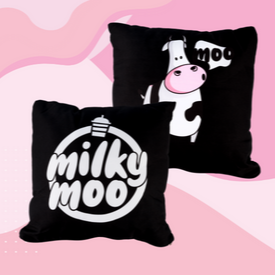 Almofada na cor de fundo preta sendo uma face com a logo e a outra com a Vaquinha Moo.
Tamanho: 32cm x 32cm