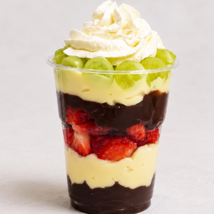 Camadas generosas de creme de chocolate intenso, creme de ninho super levinho, uvas sem semente docinhas e cortadas, morangos selecionados cortadinhos, e um chantininho pra completar essa gostosura ! Serve 1 pessoa. +-250gr