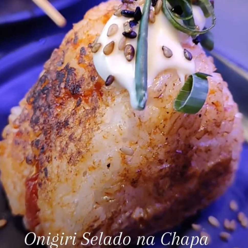 Dupla de Oniguiri Selado na Chapa, recheado com salmão grelhado delicioso.