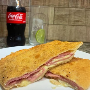 Mussarela bem derretida, tomate e presunto.