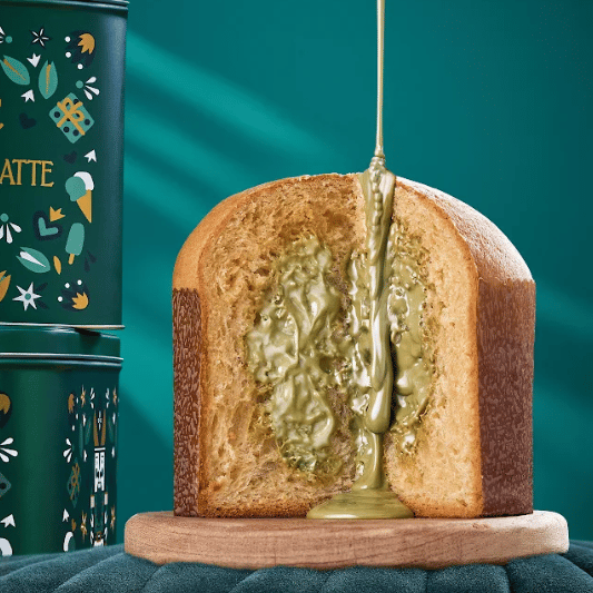 Panettone de 680g de fermentação natural recheado artesanalmente em loja com creme pistacchio.
