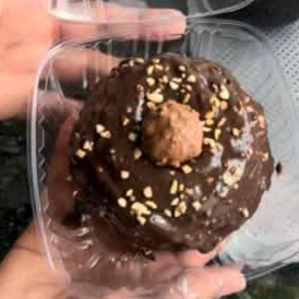 Delicoso caseirinho com massa de chocolate, brigadeiro,castanha e ferrero