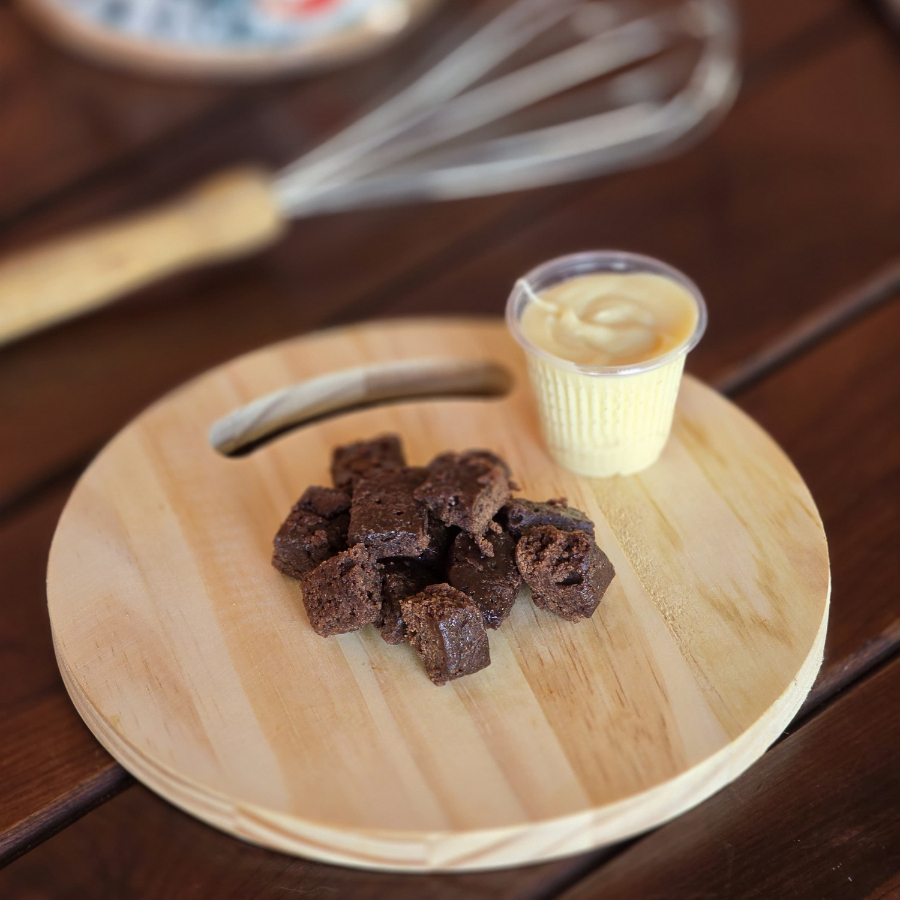 Nosso Afogadinho vem com 100g de puro brownie molhadinho e um pote generoso de creme de ninho à parte para você se deliciar como quiser.
