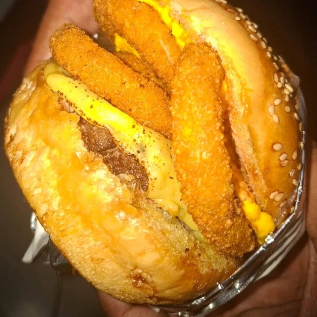 Pão , Carne Blend (150g) , queijo Prato , bacon , Onion Rings, barbecue. Acompanha Molho especial Da Forja