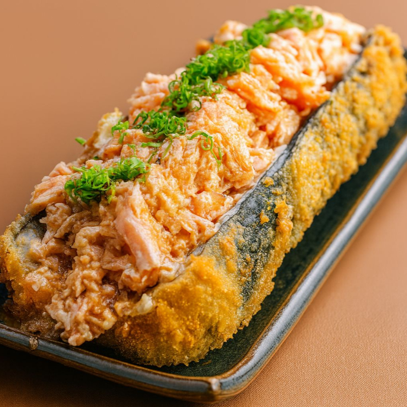 Hot roll de 20cm, recheado com 200g de patê salmão cremoso, finalizado com gergelim e cebolinha fresca.