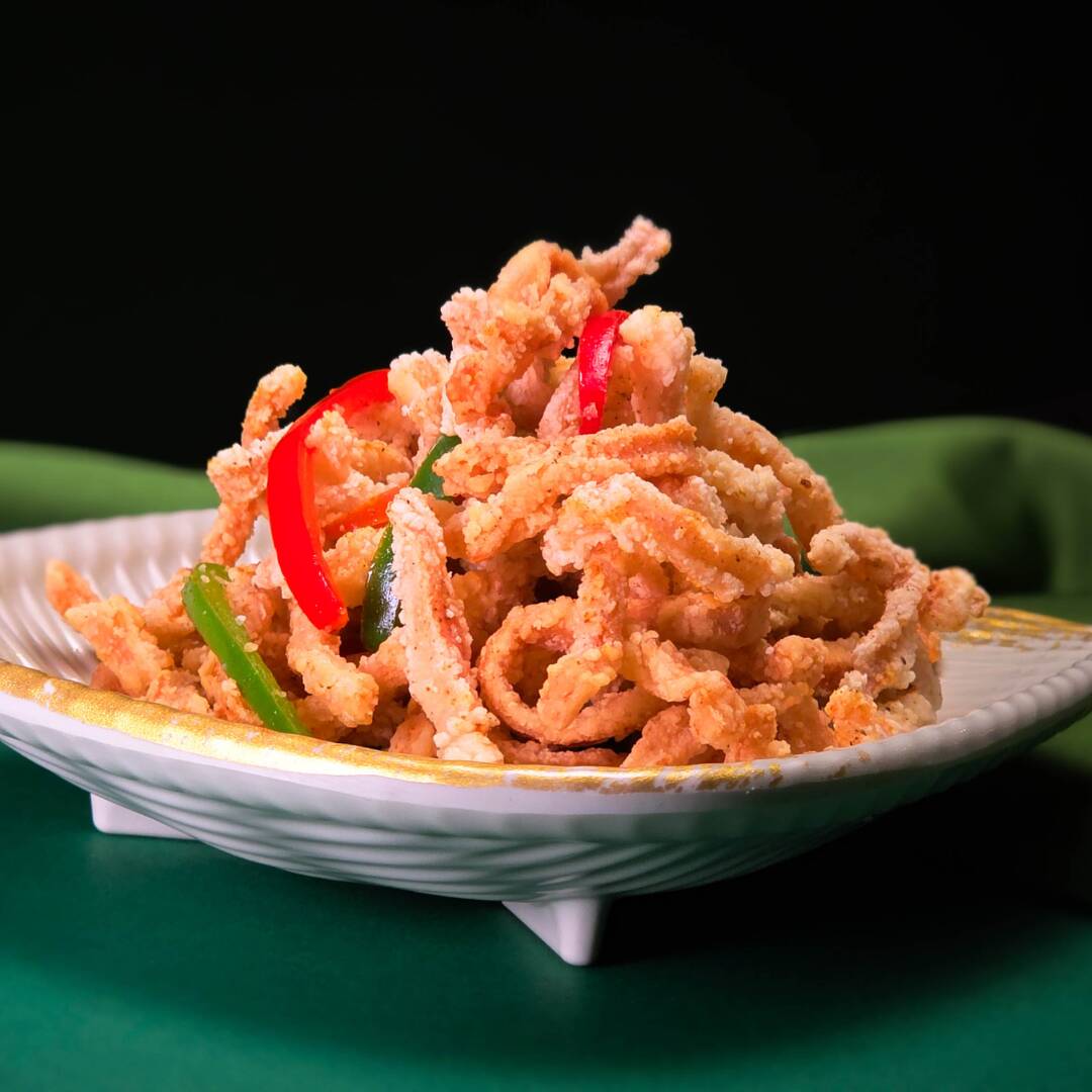 Lula crocante, empanada a perfeição, temperada com sal aromatizado, servida com pimentões coloridos