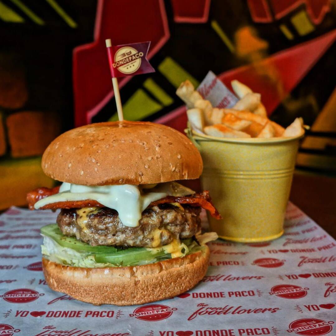 Paco Premium Fusion Cheddar + Papas a la Francesa