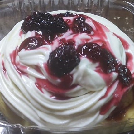 Roles de Canela Tres Leches con Chantilli y Frutos