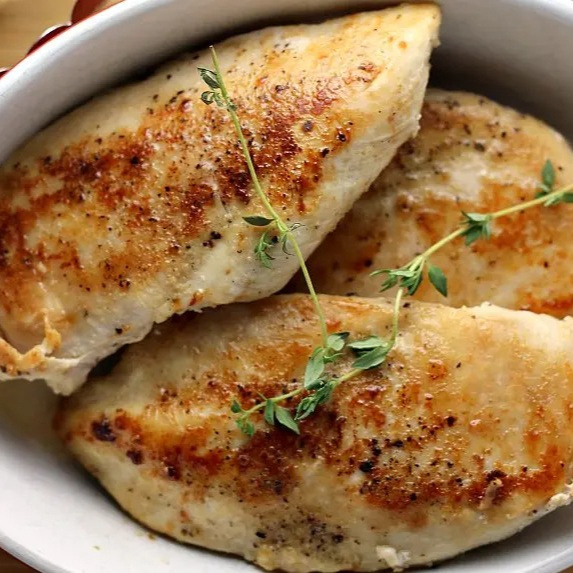 Filé de frango simples - acompanha fritas, farinha e verdura.