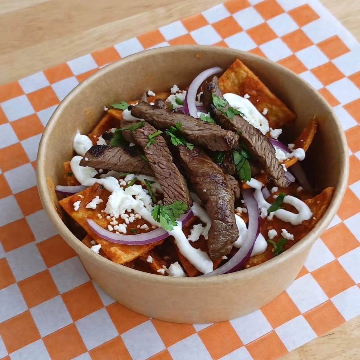 Chilaquiles en Salsa Rojos con Res