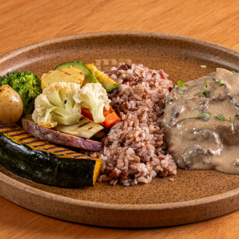 Suculento filé mignon grelhado(120g), legumes, mix de grãos e nosso incrível molho de cogumelos com leite de castanhas. Acompanha mini salada temperada com nosso vinagrete de manjericão (entrada). *Sem Lactose / Sem Glúten.