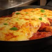 Filé de peito de frango selecionado, grelhado no ponto certo para garantir o máximo de suculência. Banhado em nosso exclusivo molho de tomate artesanal, apurado lentamente com manjericão fresco e especiarias. Uma combinação leve, macia e irresistível."