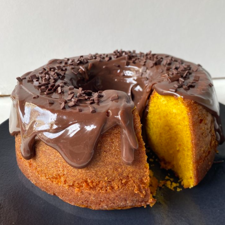 Delicioso bolo de cenoura caseiro tradicional com brigadeiro cremoso de chocolate aproximadamente 800g
