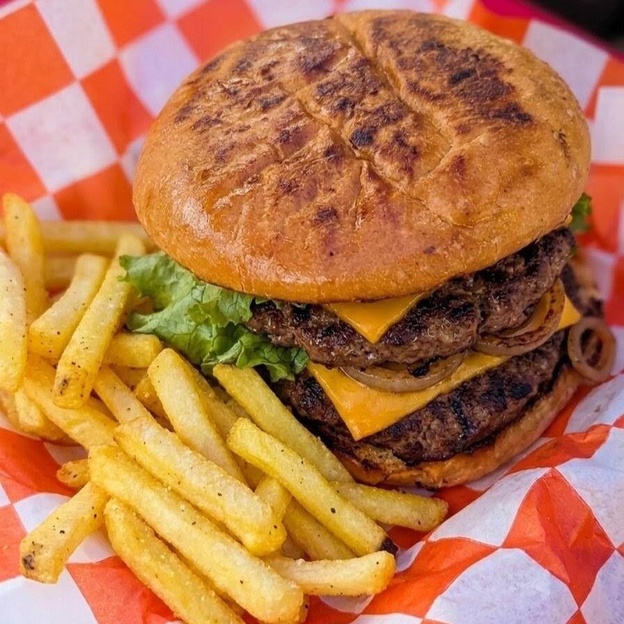 Hamburguesa Doble con Papas a la Francesa.