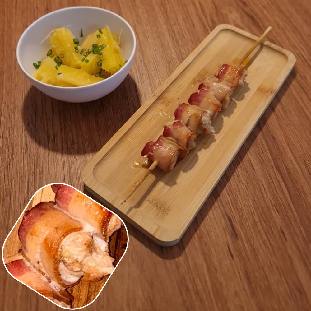Espeto de medalhão de peito de frango e bacon, com mandioca.