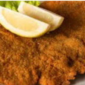 Um suculento bife de carne empanado e frito acompanhado de arroz branco, batata frita, farofa e maionese. Grátis refrigerante 2 litros. Obs.: Kuat ou sukita (envio conforme disponibilidade).