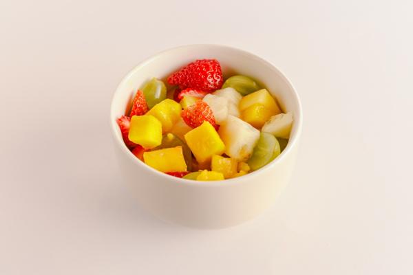 Uma opção de sobremesa refrescante e saudável para completar a sua refeição
Preparada com manga, abacaxi, uva verde e morango
Não contém glúten
Não contém lactose
Serve 1 pessoa
(220g)