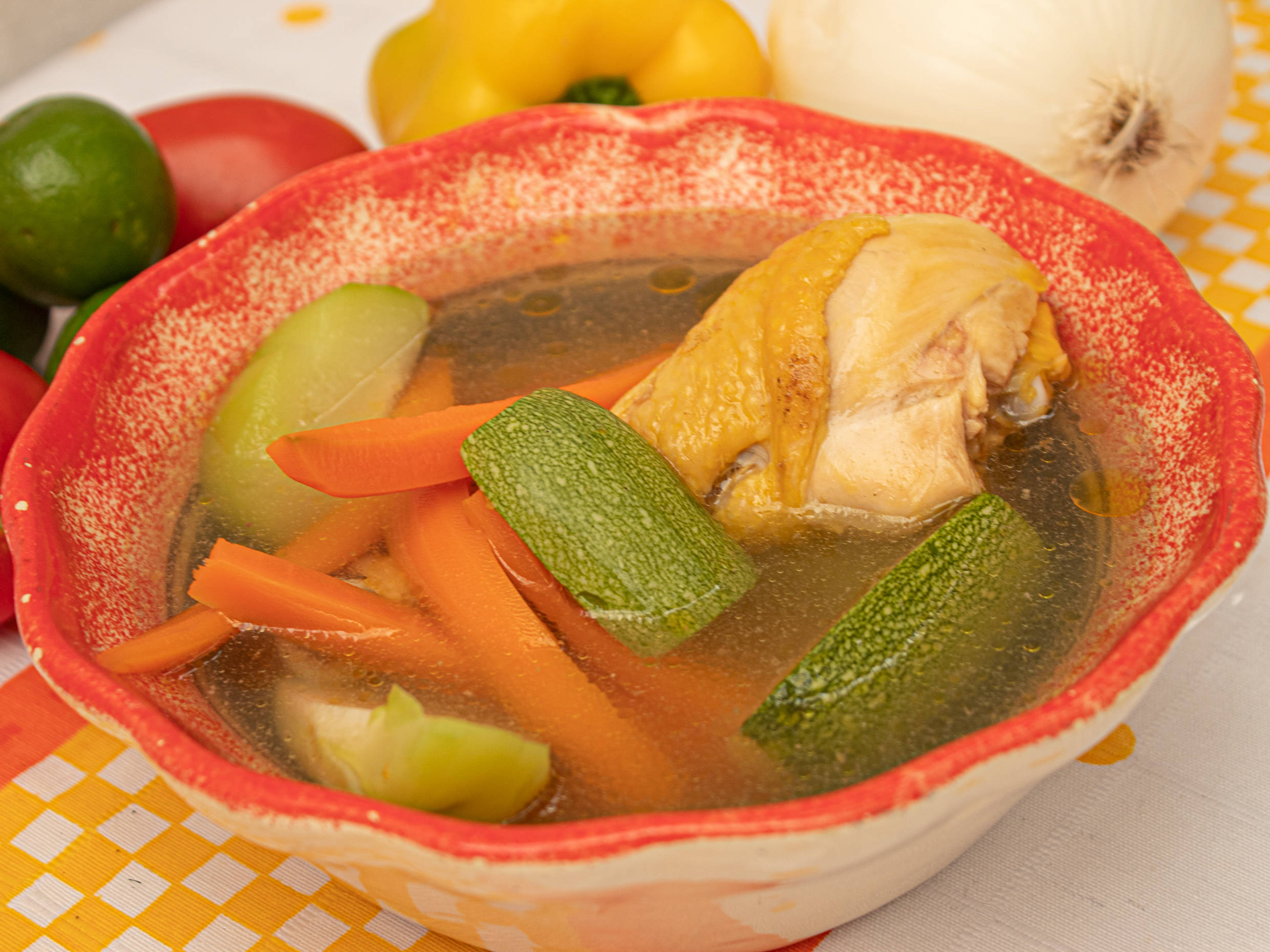 Caldo de Pollo con Verduras