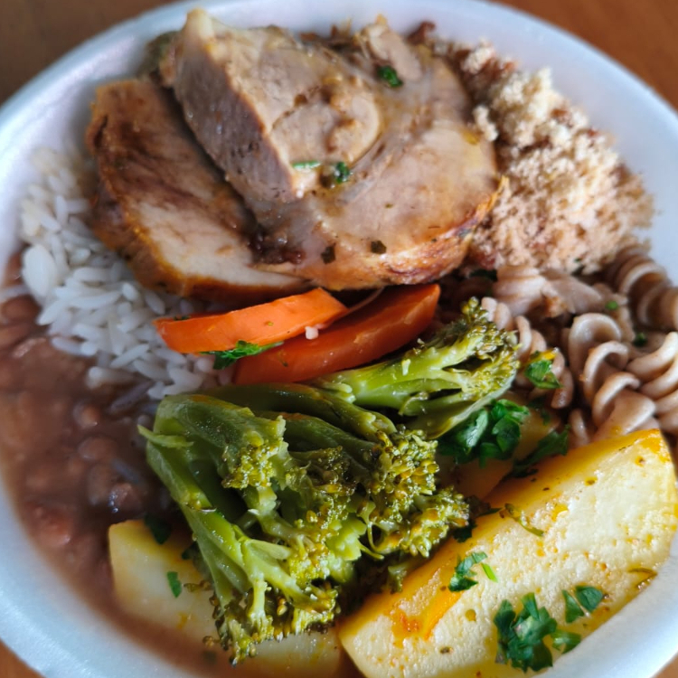 arroz, feijão, mix de legumes e carne do dia + coca 350ml