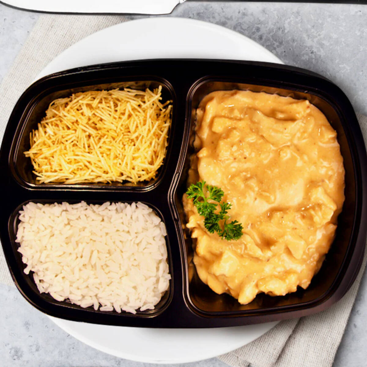 O melhor Strognoff de Frango! Arroz soltinho, Strognoff de Frango muito bem temperado e batata palha.
