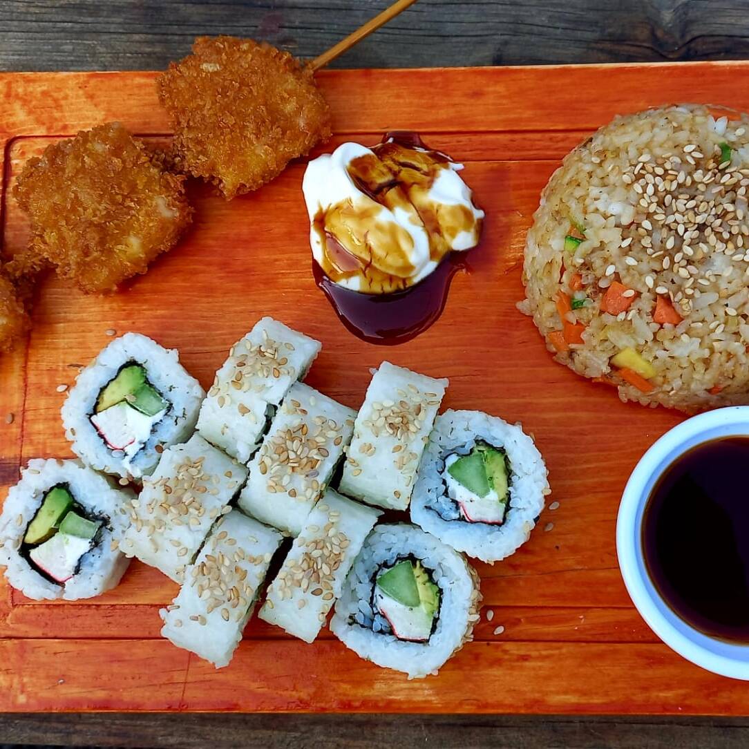 Tabla Sushi con Yakimeshi