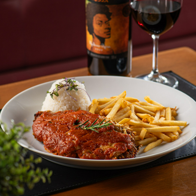 Corte Angus empanado, coberto com molho de tomate artesanal e queijo gratinado.