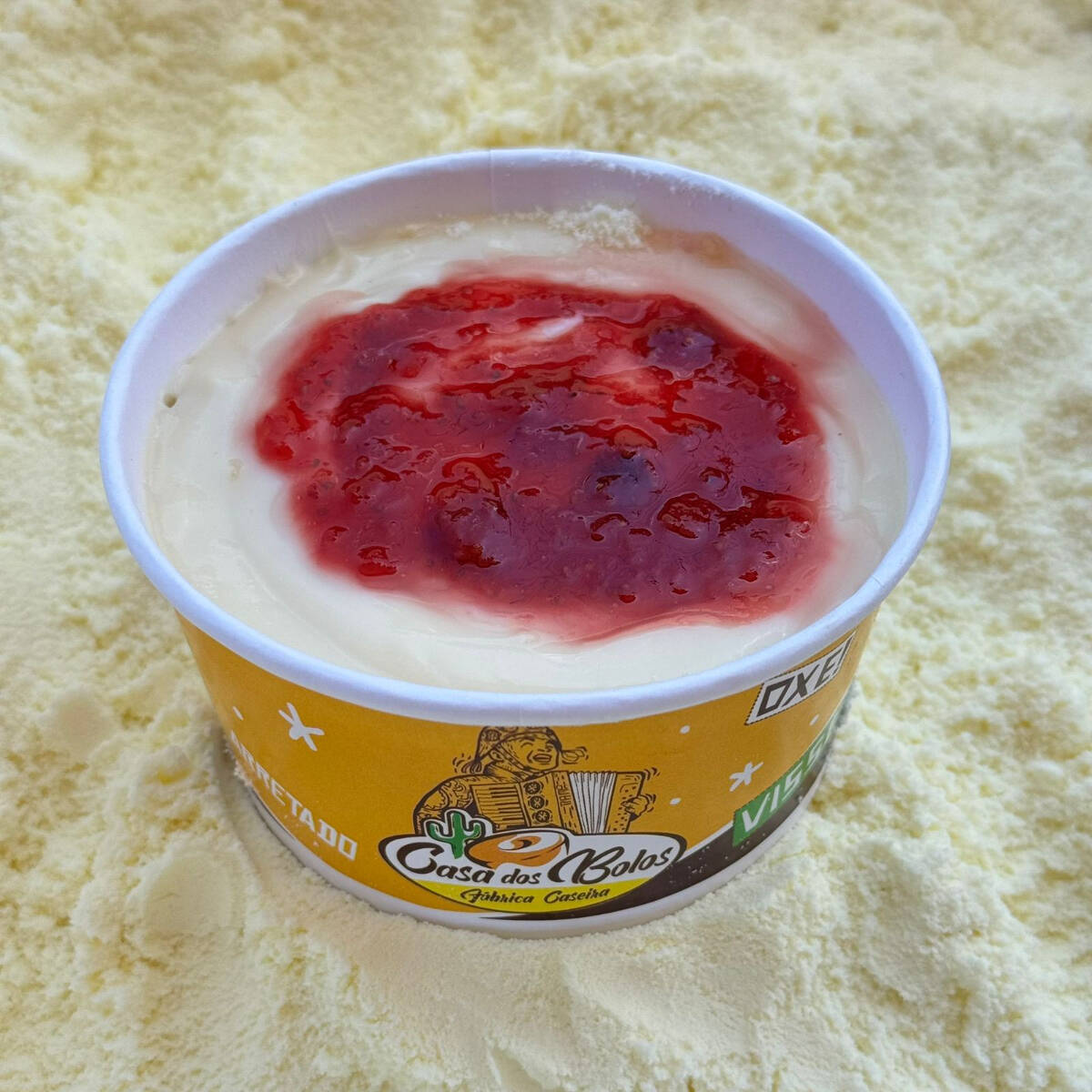 SERVE 1 PESSOA POTE 280ML. QUERIDINHO..... MASSA BRANCA COM RECHEIO DE NINHO E GELEIA DE MORANGO.