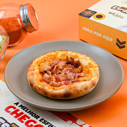 Massa de esfiha assada com frango desfiado e bacon em cubos, combinação suculenta e cheia de sabor.