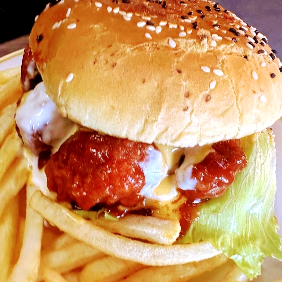 Chicken cheese burguer con papas