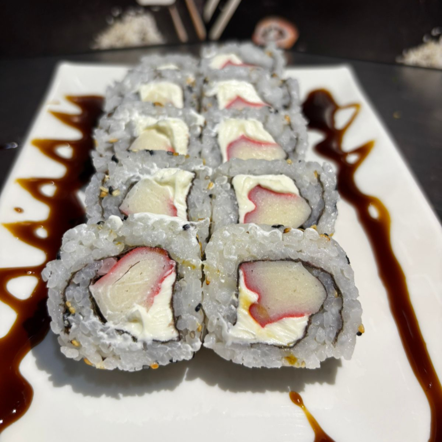 10 unidades de uramaki de Kani e cream cheese, uma combinação cremosa e irresistível que derrete na boca.