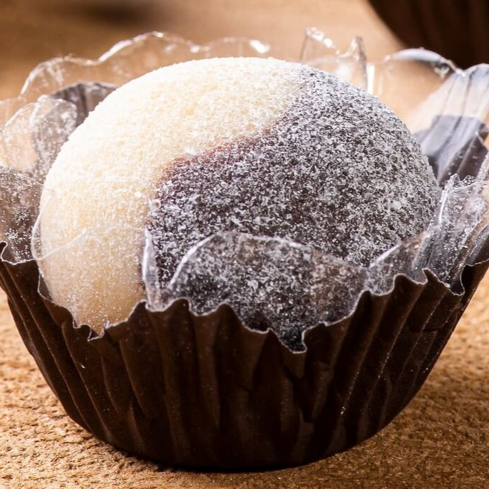 Mix de brigadeiros (brigadeiro branco e brigadeiro de chocolate)