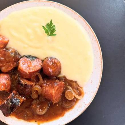 Linguiça Toscana com purê ,acompanha arroz e feijão ,adicione nos complementos a segunda marmita para sair na promoção