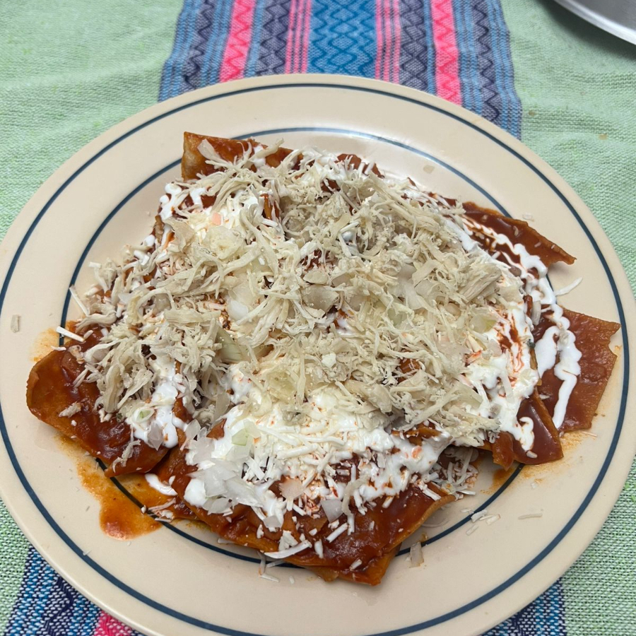 Chilaquiles con Pollo Guajillo