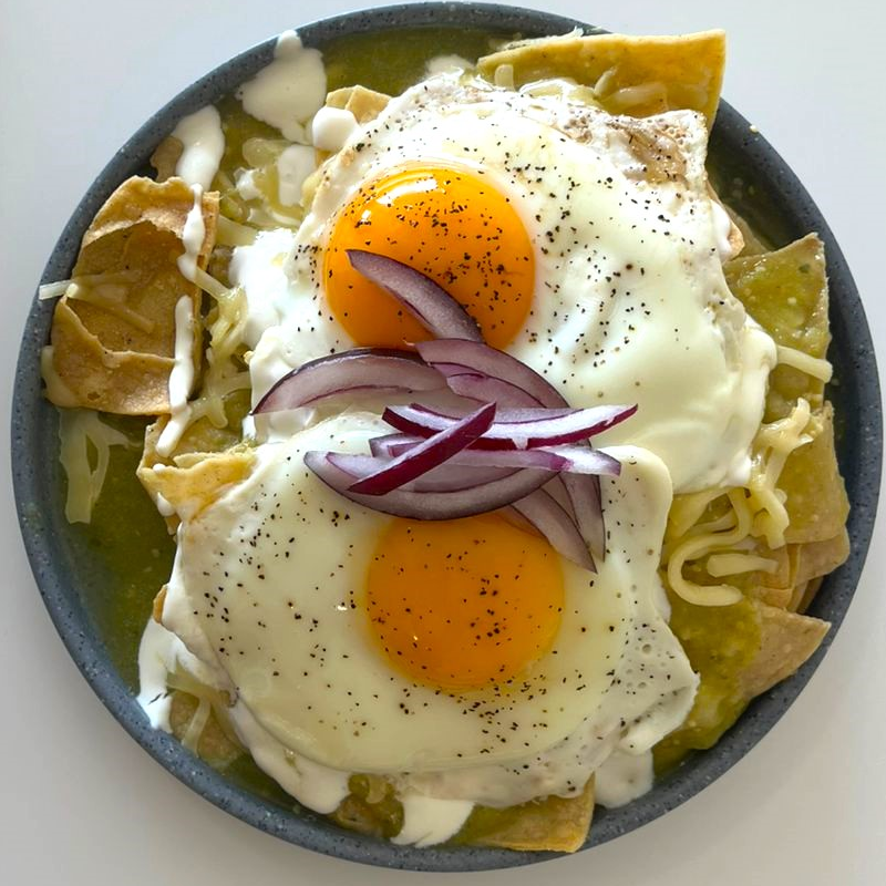 Chilaquiles con Huevo + Cappuccino Caliente