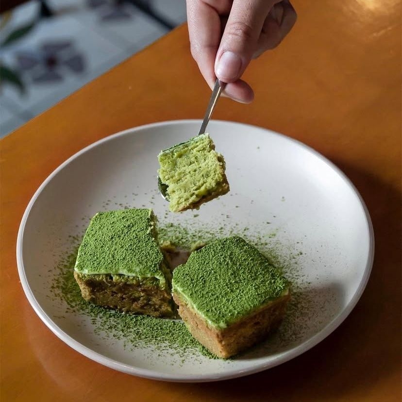 Panque de matcha cubierto con chocolate blanco