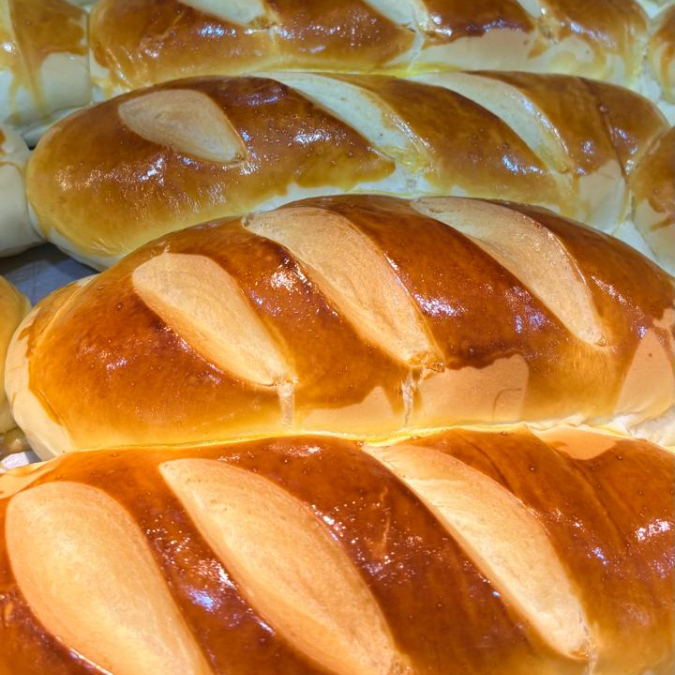 Macio, levemente amanteigado e com sabor marcante. O pão suíço é uma delícia versátil que combina com doces, frios e pastinhas. Sempre fresquinho e preparado com carinho.