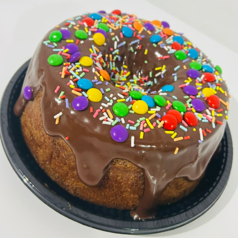 bolo de chocolate com cobertura de brigadeiros e confetes