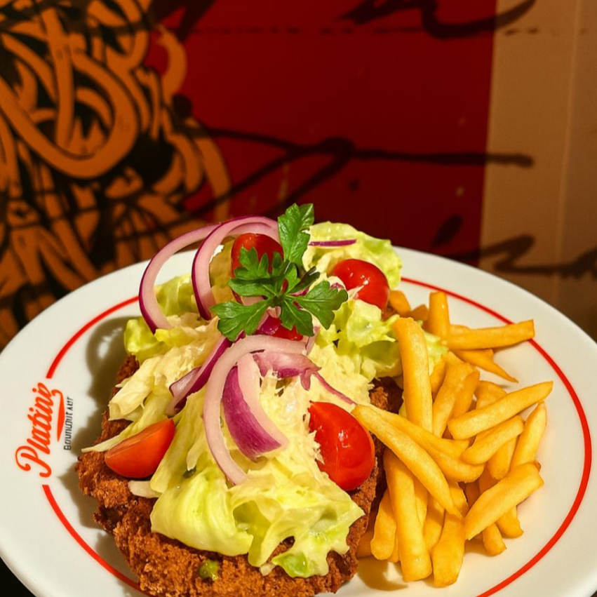 - Frango empanado com alface americano e batata frita