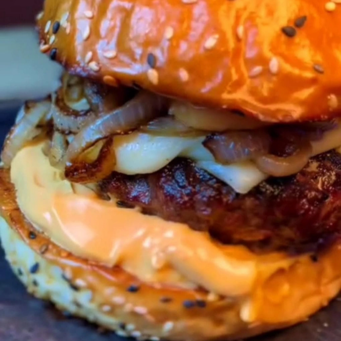 Pão gergelim, BLEND 160g. creme cheddar da casa, cebola caramelizada, e molho a escolha.