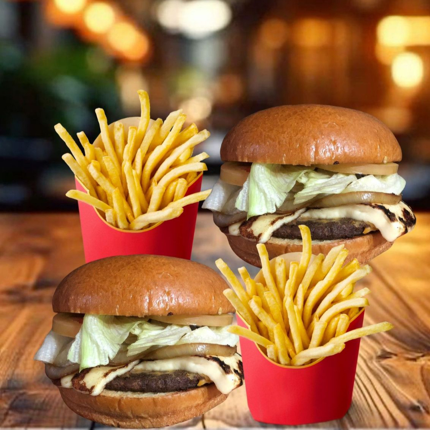 Dois deliciosos X coalho artesanal preparado na grelha, acompanhado de duas batatas fritas deliciosas.