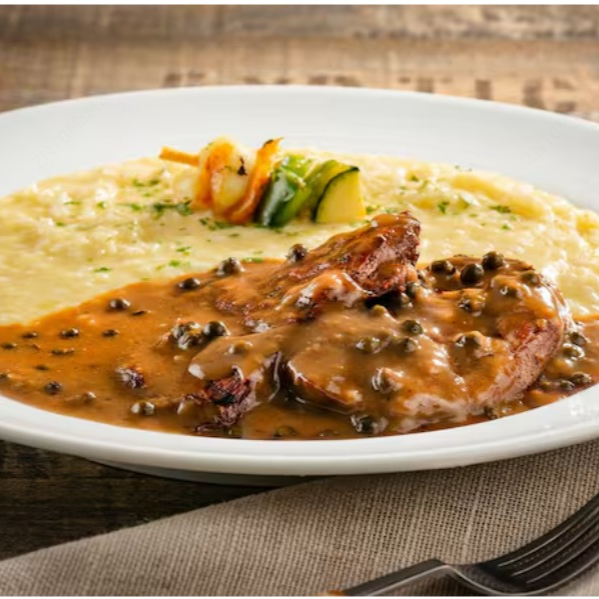 Delicioso risoto de queijo brie, puxado na manteiga e cebola com toque de vinho branco seco e arroz arbóreo. Acompanha escalope de filé mignon grelhado ao molho de sua preferência: gorgonzola, madeira ou poivre. ( coloque na observação a opção de molho)