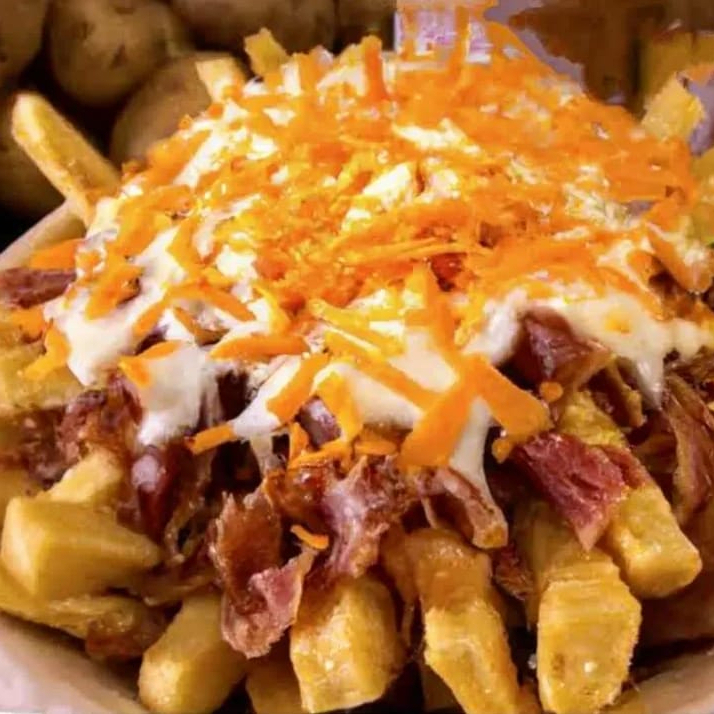 Porção de Batata Pequena (300g), Bacon, Calabresa, Molho Cheddar, Temperada com Sal e Pápicra.