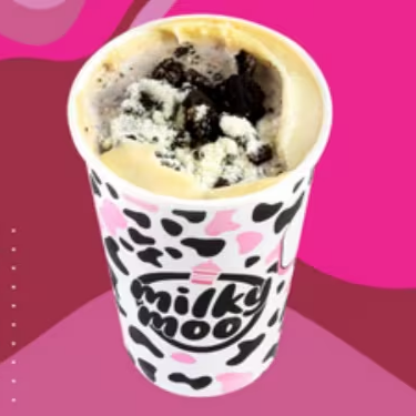 Milkshake feito com sorvete de baunilha, batido com biscoito Oreo e borda de brigadeiro de leite em pó. Biscoito Oreo e leite em pó no topo. #doces #sobremesas #Oreo