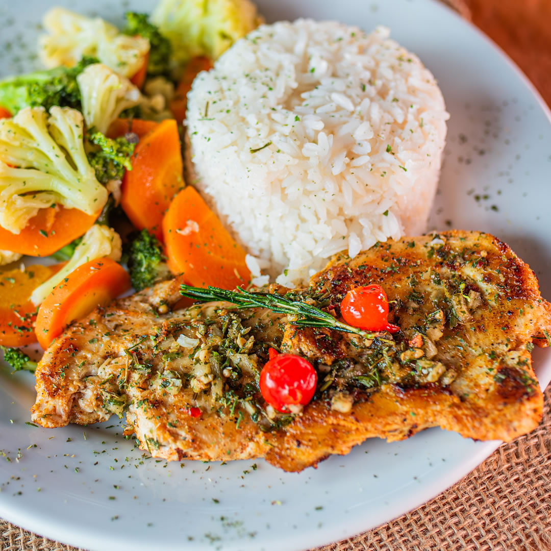 Acompanha arroz, feijão e legumes