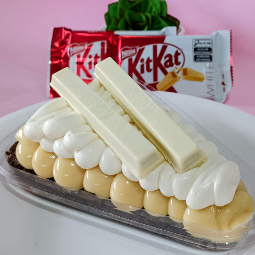 A pizza brownie com irresistível brownie macio uma casquinha crocante camadas de recheio de chocolate branco com camadas de mousse de chocolate branco e o kit Kat maravilhoso!!!