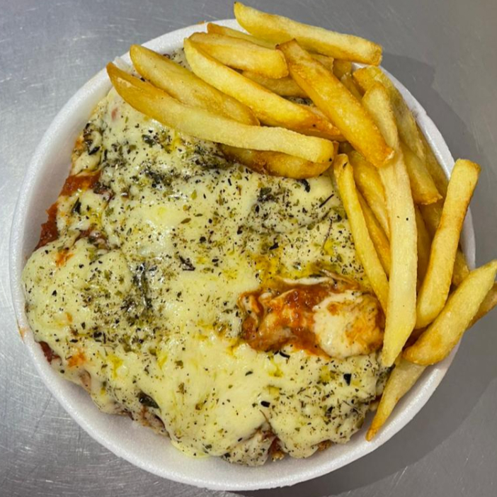 Filé de frango grelhado coberto com queijo mussarela, acompanhado de arroz, feijão e batata frita.
